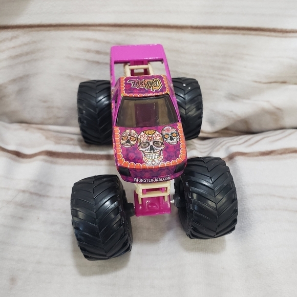 Hot Wheels Monster Jam Grave Digger & Calavera Diecast Trucks 4 Inch 2022 - Picture 3 of 12